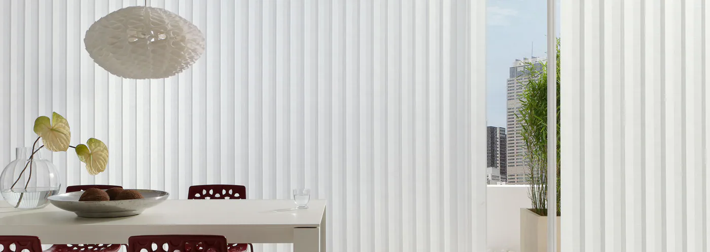 Tende verticali per interni in una sala da pranzo luminosa