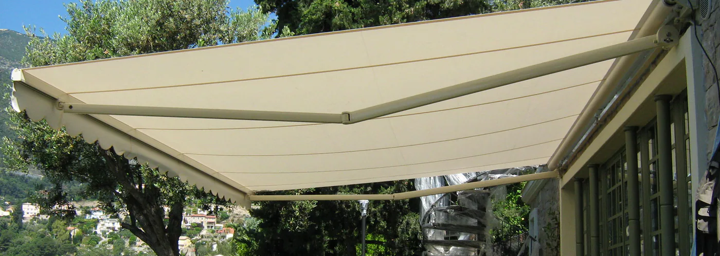 Tenda da sole a bracci su una terrazza