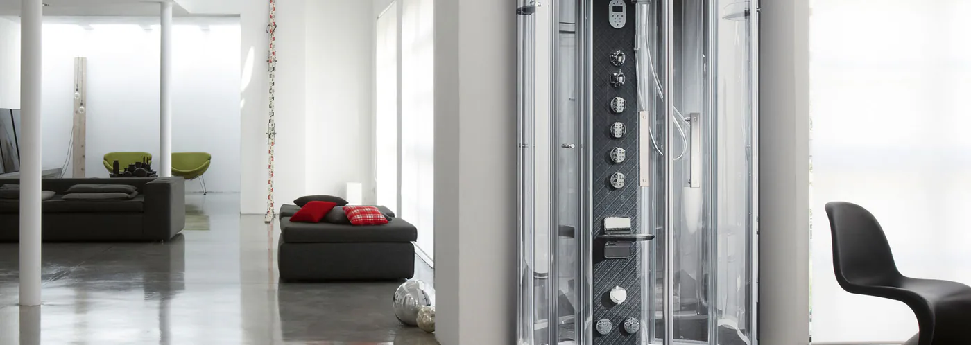 Bagno moderno con box doccia in vetro